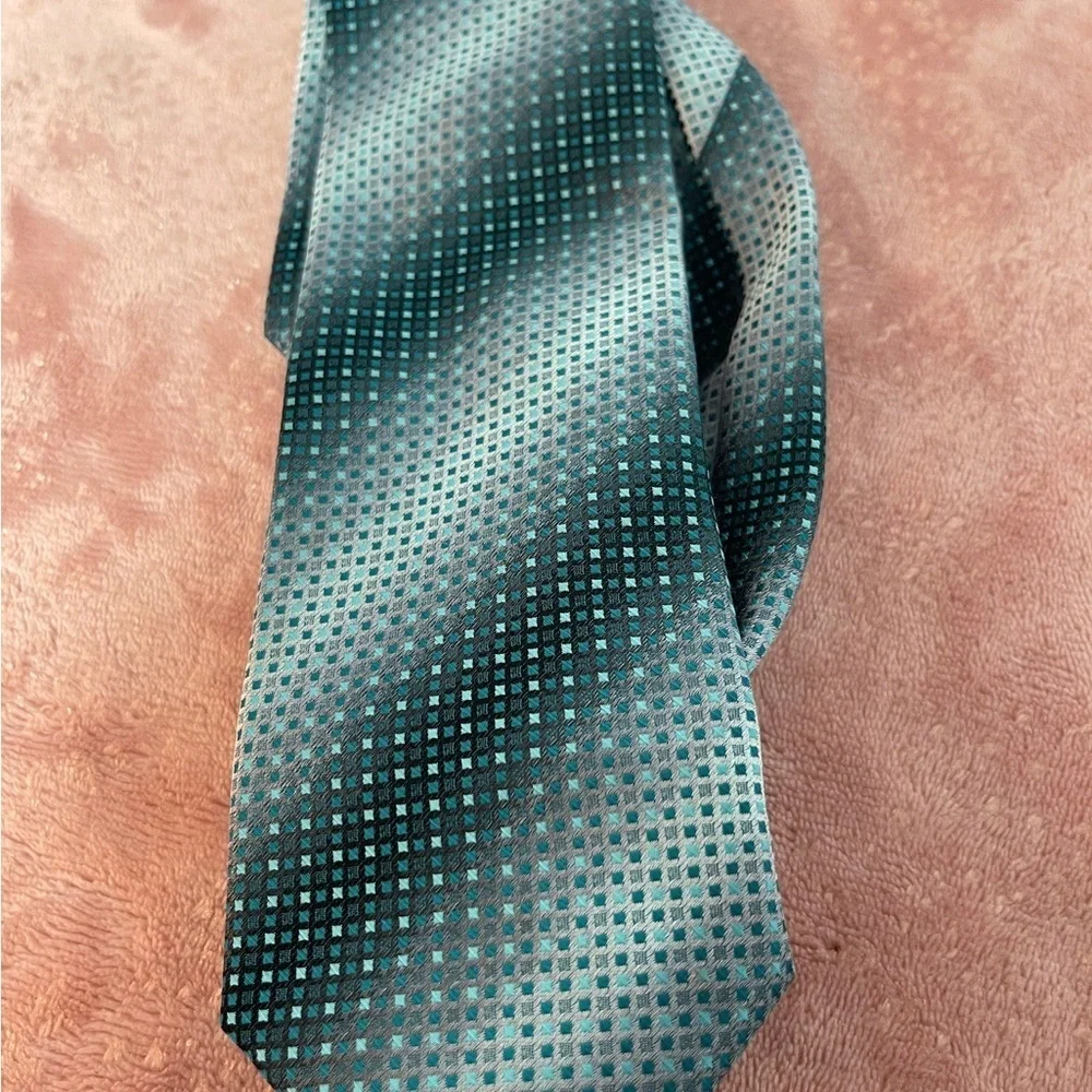 Van Heusen Black and Gray Patterned Tie